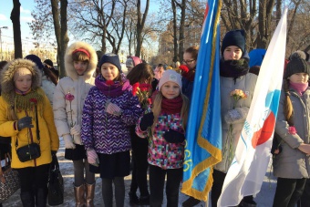 Возложение цветов в сквере имени маршала Л. А. Говорова.